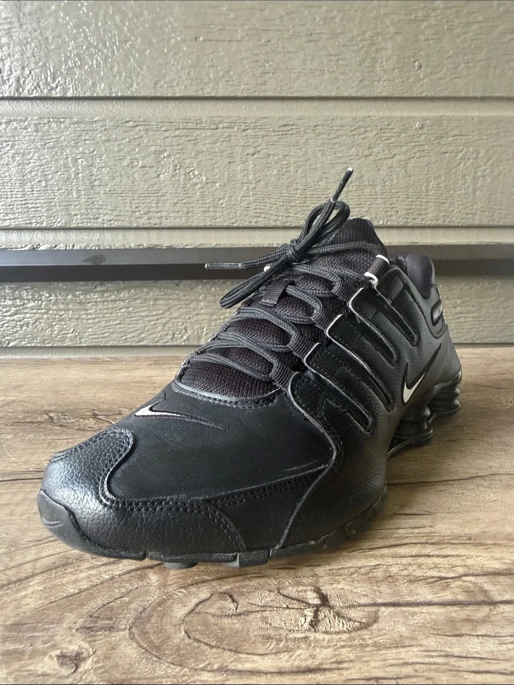 Nike shox Men’s Black Low-Top Athletic Sneakers size 10